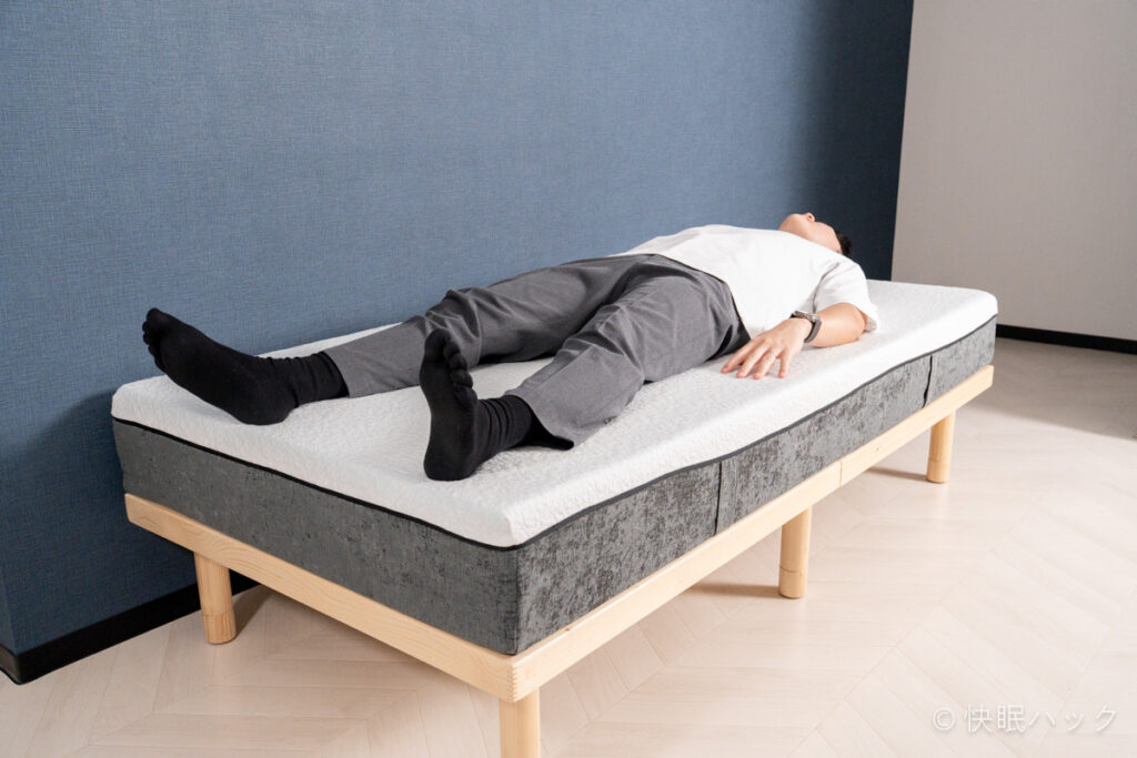 快眠タイムズマットレス3.0で仰向け寝をする筆者