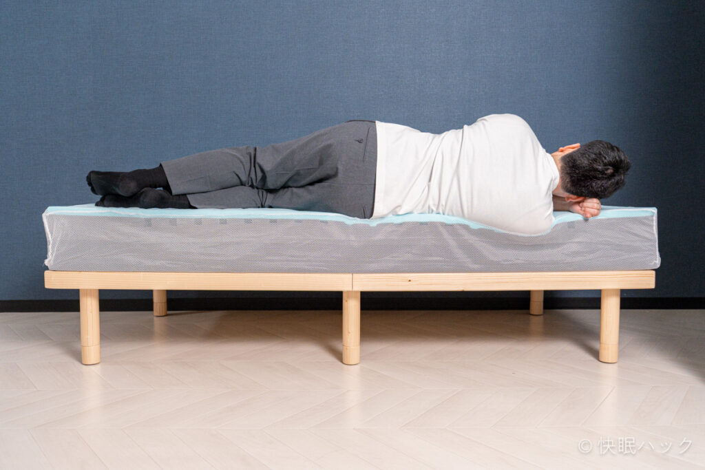 快眠タイムズマットレス3.0で横向き寝をする筆者を真横から撮影。腰がしっかり沈み込んでいるのがわかる