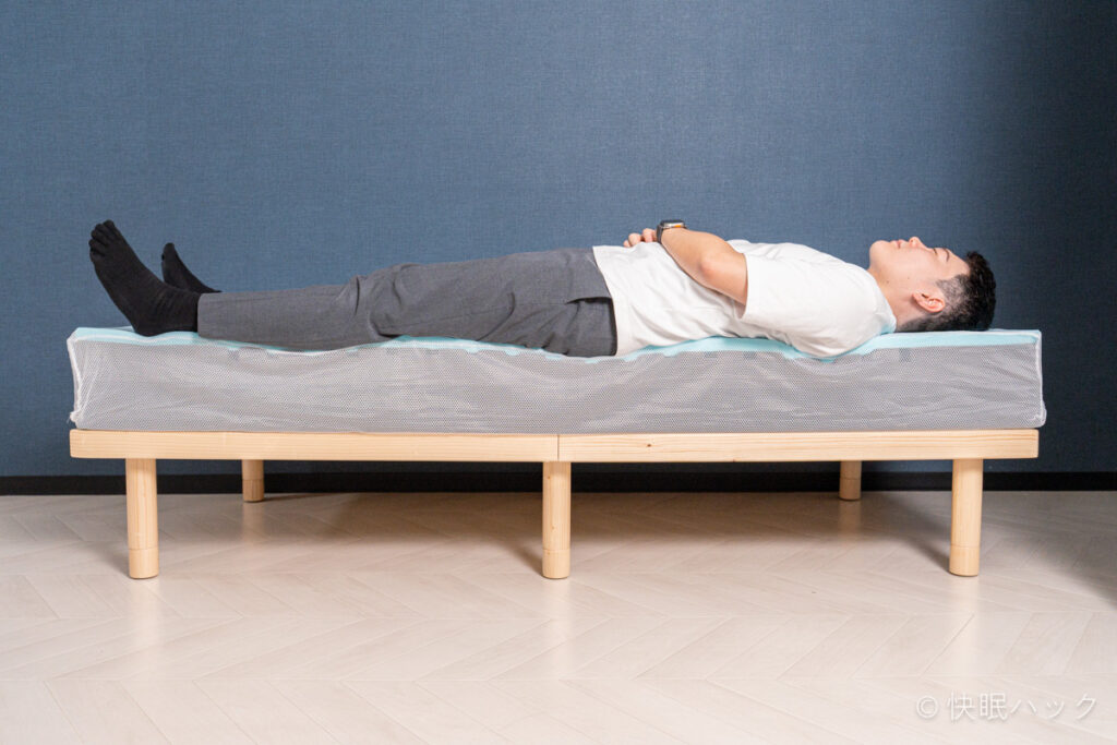 快眠タイムズマットレス3.0で横向き寝をしている筆者を真横から撮影。腰や肩がしっかり沈み込んでいる