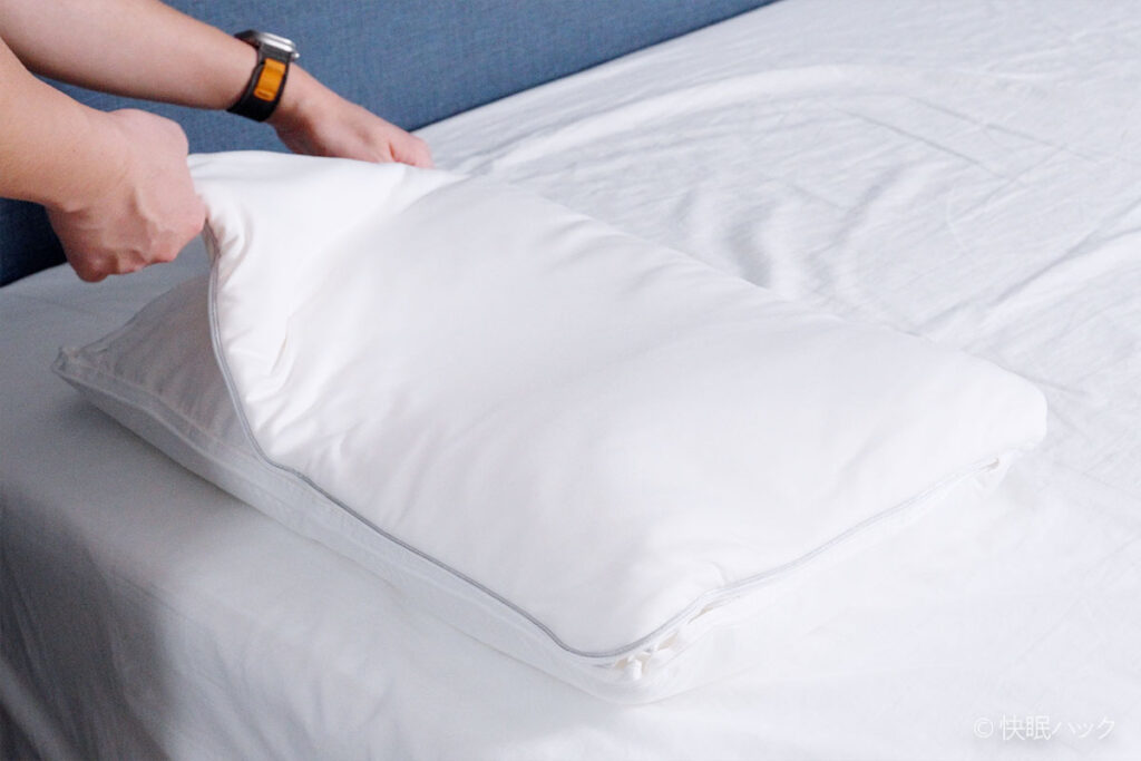 Dr.Bones Pillow（ドクターボーンズピロー）の本体カバーを開ける筆者