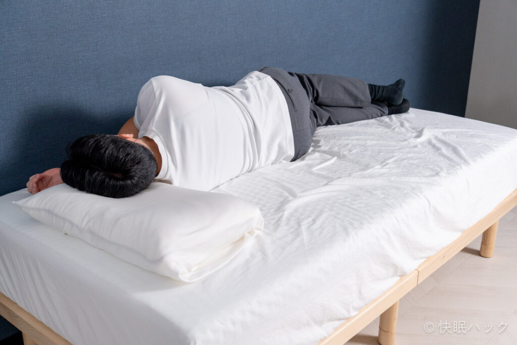 Dr.Bones Pillow（ドクターボーンズピロー）で寝返りを打つ筆者