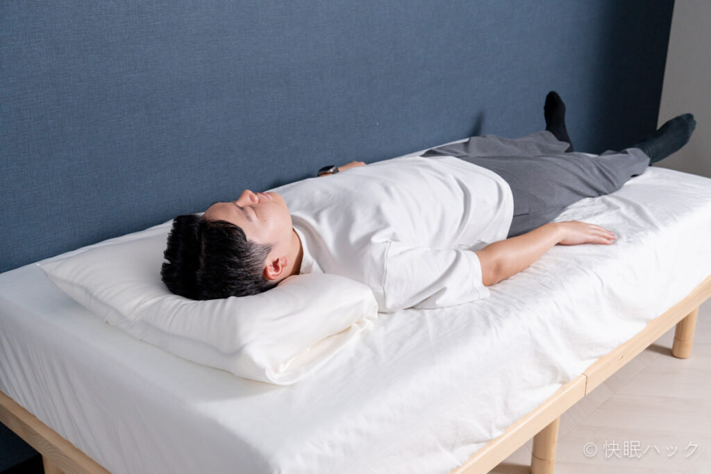 Dr.Bones Pillow（ドクターボーンズピロー）で仰向け寝をする筆者