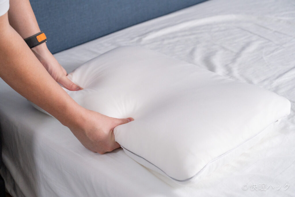 Dr.Bones Pillow（ドクターボーンズピロー）の本体カバーを触る筆者