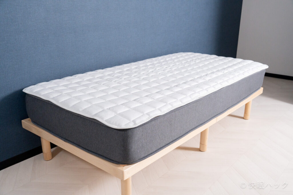 NELLマットレスに「NELL 置くだけ敷きパッド」を重ねている