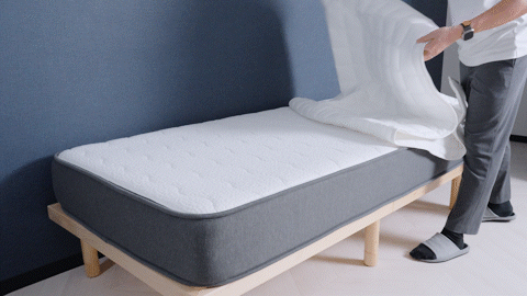 NELL 置くだけ敷きパッドを設置する筆者