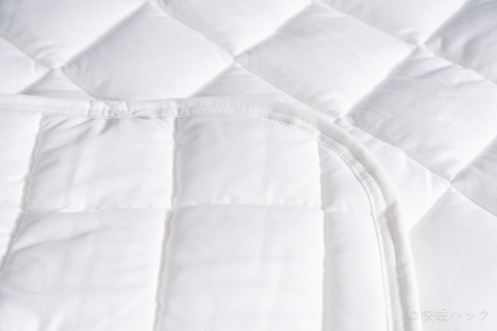 NELL 置くだけ敷きパッドの裏面「プロアスリート向けスパイクにも使用されている、東レのミルコット®」