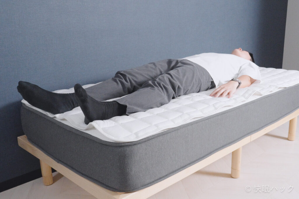 NELL 置くだけ敷きパッドに仰向け寝をする筆者