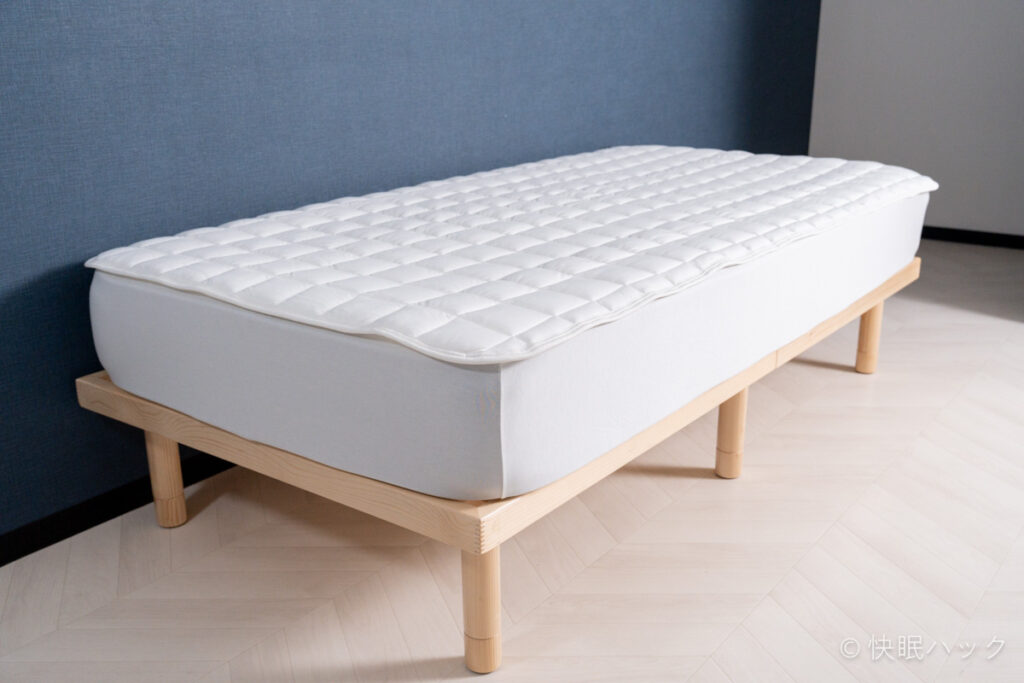 NELLマットレスに「NELL ボックスシーツ」をかけ、さらにその上から「NELL 置くだけ敷きパッド」を重ねている